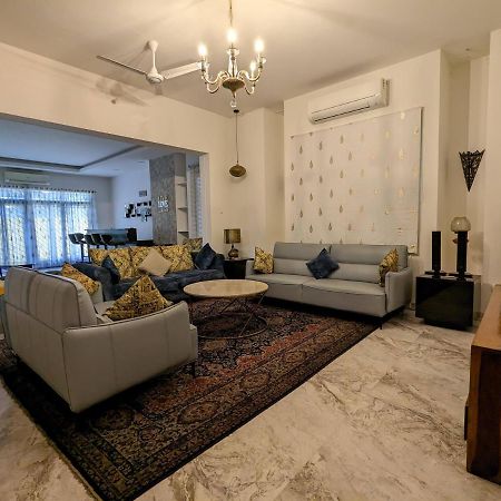 Appartamento The White House Opp Park Hyatt Chennai Esterno foto