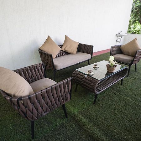 Appartamento The White House Opp Park Hyatt Chennai Esterno foto