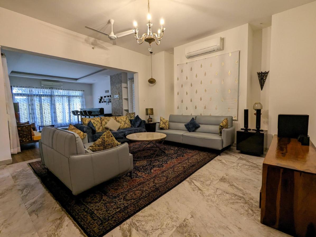 Appartamento The White House Opp Park Hyatt Chennai Esterno foto