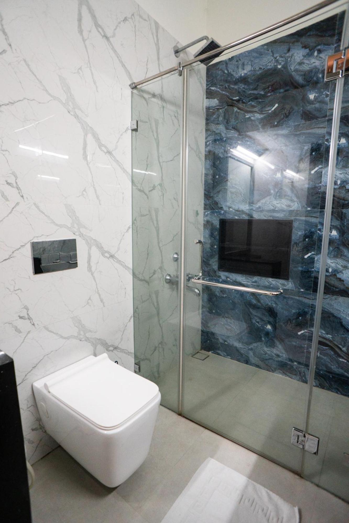Appartamento The White House Opp Park Hyatt Chennai Esterno foto
