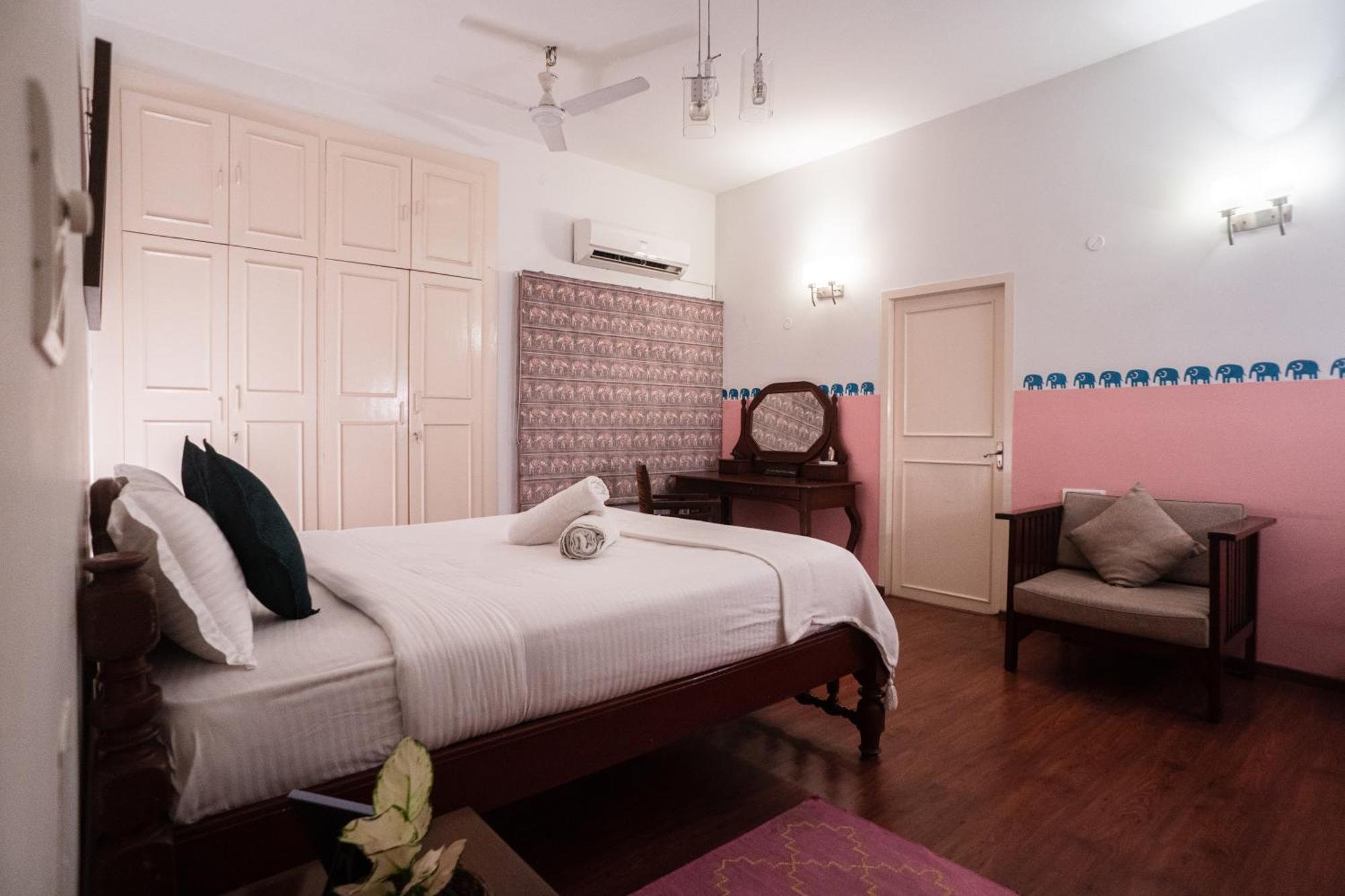 Appartamento The White House Opp Park Hyatt Chennai Esterno foto