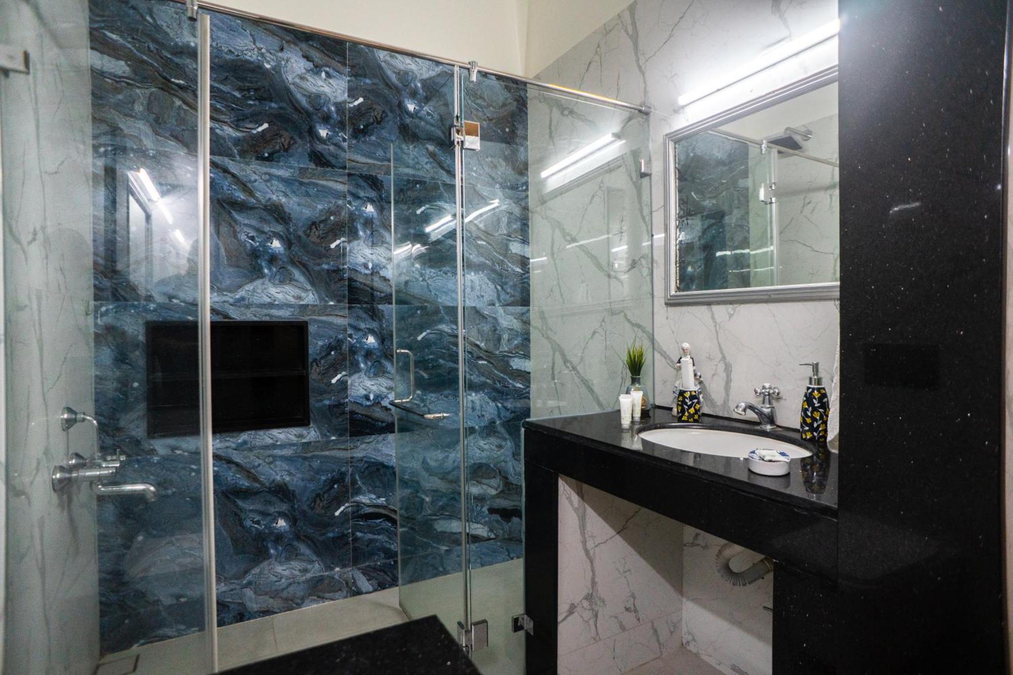 Appartamento The White House Opp Park Hyatt Chennai Esterno foto