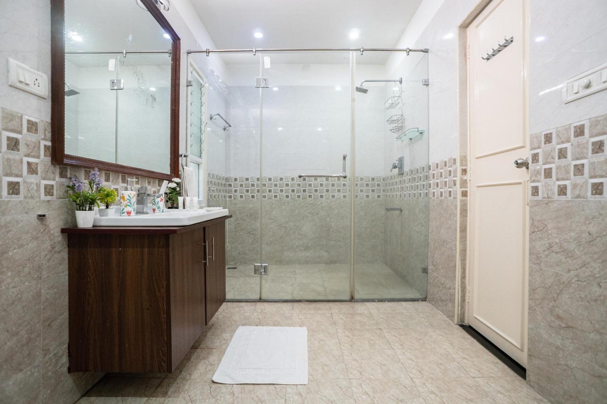 Appartamento The White House Opp Park Hyatt Chennai Esterno foto