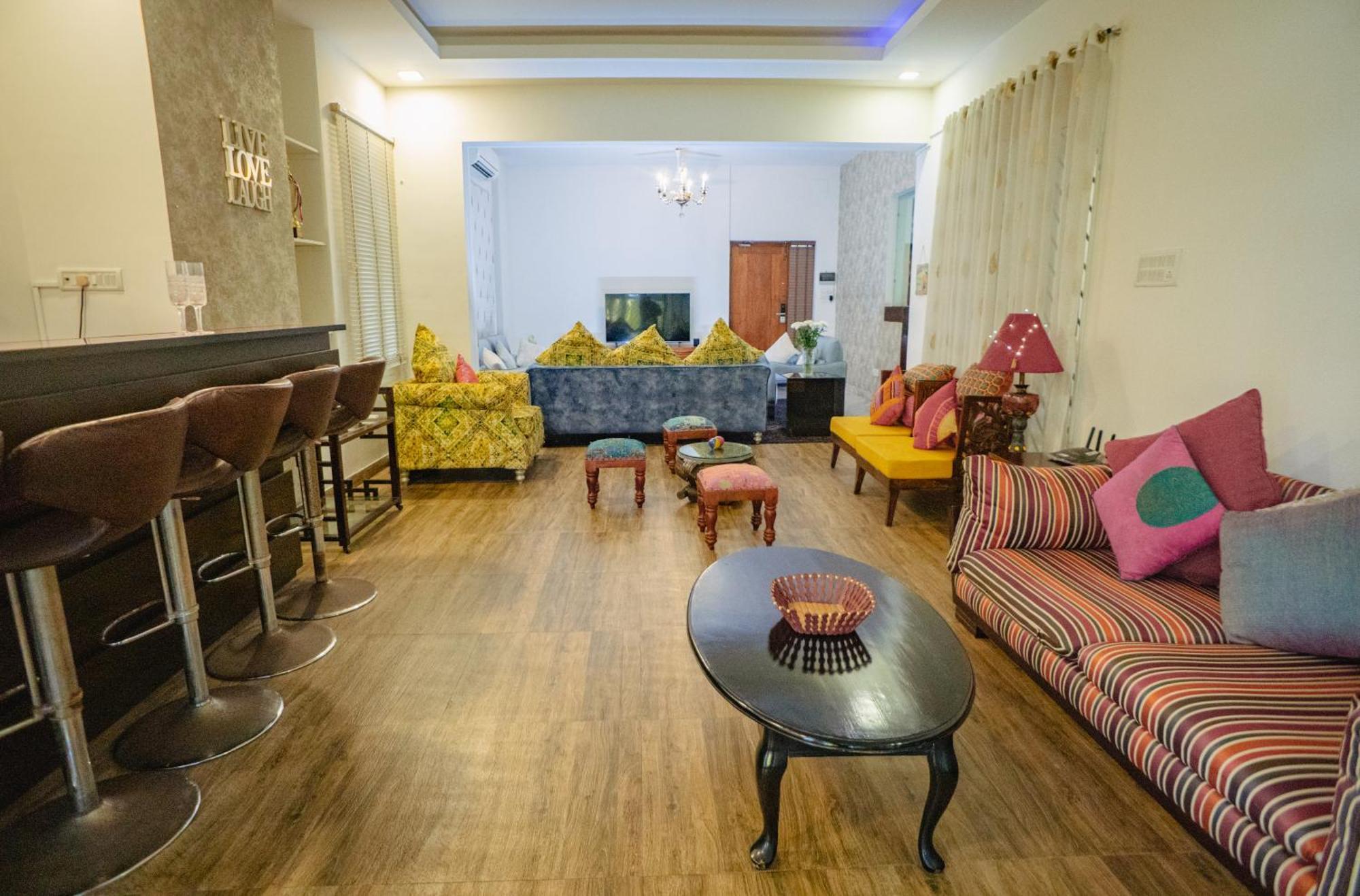 Appartamento The White House Opp Park Hyatt Chennai Esterno foto